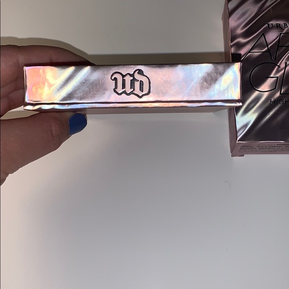 Brand new urban decay after glow highlighter - Picture 3 of 4